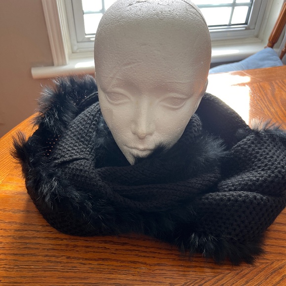 Fur trimmed Infinity Scarf - NWT - Picture 9 of 17